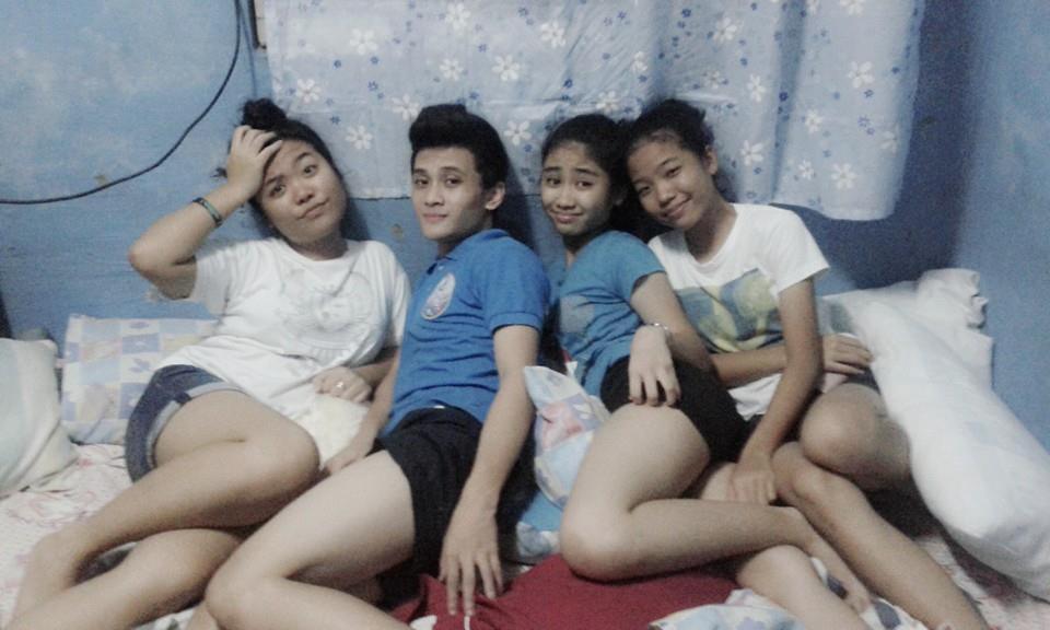 SevillaTrixie's tweet image. HAHA! #puyatan With my Cousins :D @nicahsevilla @TrixiaJane13 💟💟💟😆😝😁😊📷#Groufiee