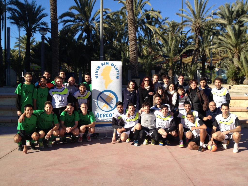 Meryl4nd's tweet photo. Qué buena mañana con la gente del @BarLuna1979 en el partido benéfico en beneficio de @Acecova #gracias http://t.co/qf6wGQTSCH