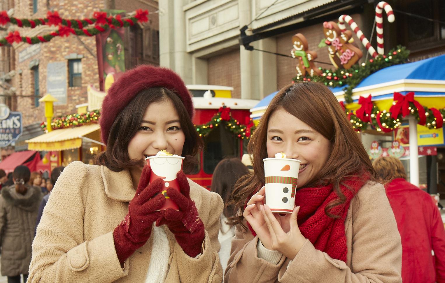 ユニバーサル スタジオ ジャパン公式 ユニバーサル ワンダー クリスマス 冬のパークで大人気 ホットで可愛いドリンクはいかがですか ドリンクを飲むその姿に この時期だけのかわいいトリックが 写真を撮って楽しもう Http T Co Gr7ibkjmei