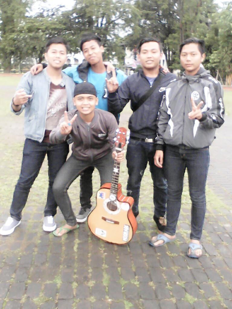rismawanda999's tweet photo. Temen2 waktu ngamen nih ttep mnjadi sobat http://t.co/upFCSjKr3Y