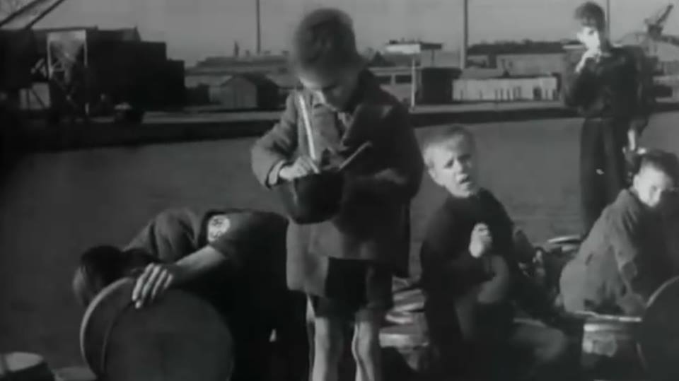 WSS010's tweet image. “@_wndb: 
Filmfragment over #kinderen in de #hongerwinter in Nederland. #WO2 youtu.be/le4HYOVZCjo http://t.co/iDfCqQEtrw”