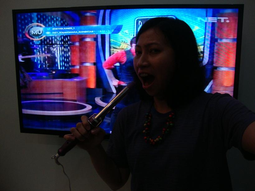 Rena_Imelda's tweet photo. @netmediatama catok bagaikan mike, gpp lah di rmh ini & bisa nyanyi2 brg the changcuter yg keren abis #NETMiliuner_1 http://t.co/bqDmFWsSfe