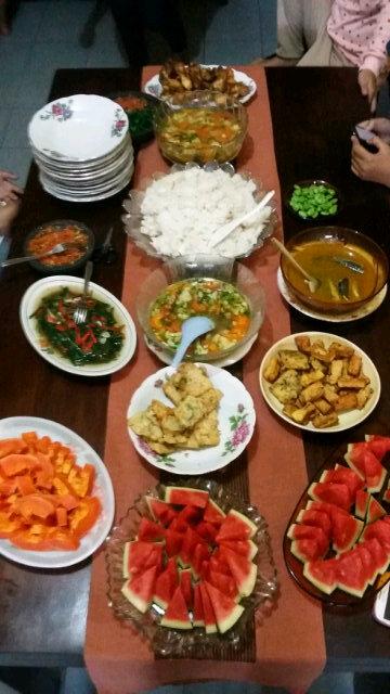 SusiAfria's tweet photo. Hari ini edisi masak2 anak AKB @KaruniaHarahap @endeztdwy @novi11aryani @RelitaWinda @_Uun_NR http://t.co/XRHX0RWwJT