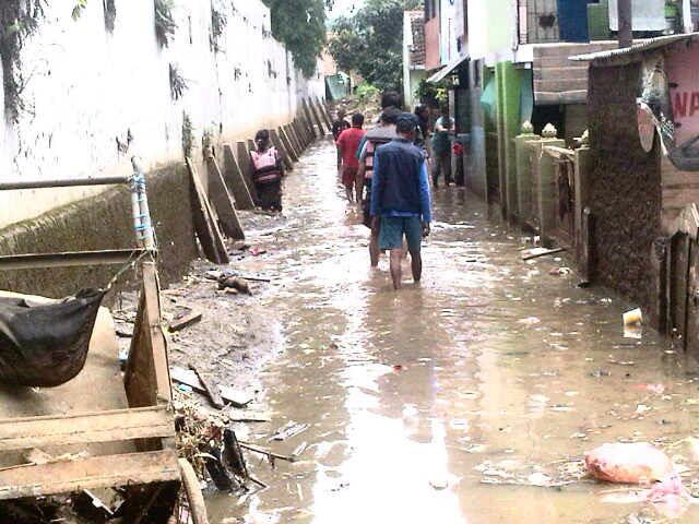BCCF_bdg's tweet photo. Distribusi logistik ke posko banjir Leuwi Bandung #SolidarityBDG @kartaBDG @LRCBbandung @PRBJabar http://t.co/N6bt6rGh0m