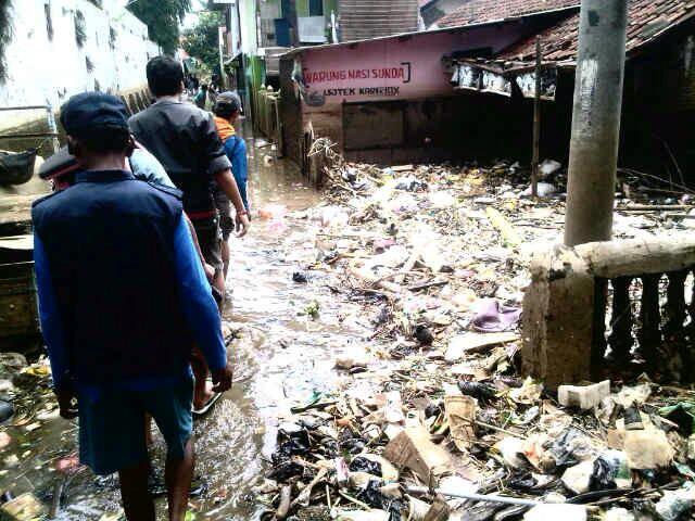 BCCF_bdg's tweet photo. Distribusi logistik ke posko banjir Leuwi Bandung #SolidarityBDG @kartaBDG @LRCBbandung @PRBJabar http://t.co/N6bt6rGh0m