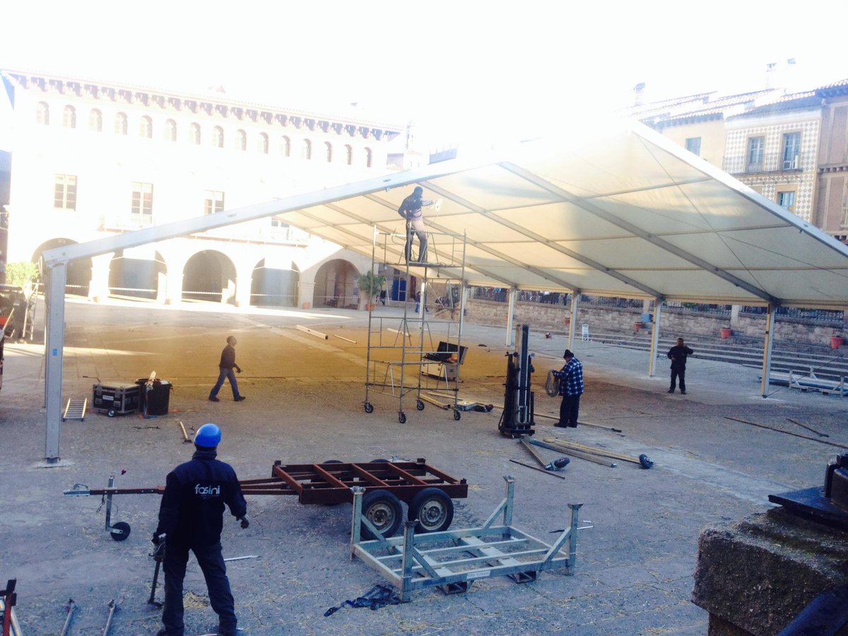 FiestaPoble's tweet photo. Preparando la mejor #fiesta de #Nochevieja en el #PobleEspanyol #Barcelona http://t.co/xRa9RvclWV