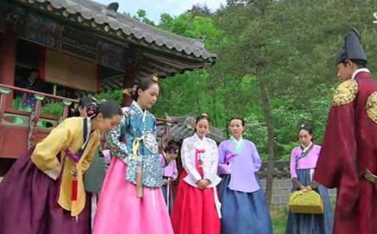 Indosiar's tweet photo. Ibu Ratu Inhyeon datang ke istana, bagaimana reaksi Raja Sukjong? #DramaKoreaIndosiar pkl 15.30 WIB http://t.co/4RX9p3N2AZ