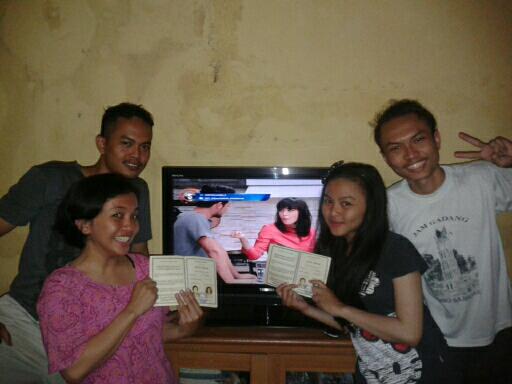 ranti0512's tweet photo. @netmediatama #NETMILIUNER_2 "Ini buku nikahnya... Punya bastian dan bintang" Clue "S" http://t.co/B8DIZDJCrg