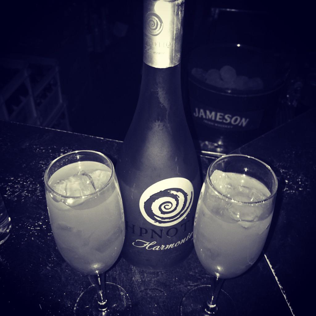 gabriellemedi15's tweet photo. Botellita#rica#azul#amig@s#Soho#Musica#agusto#placeres de la vida @valentincab http://t.co/T7ZQco3zZ9