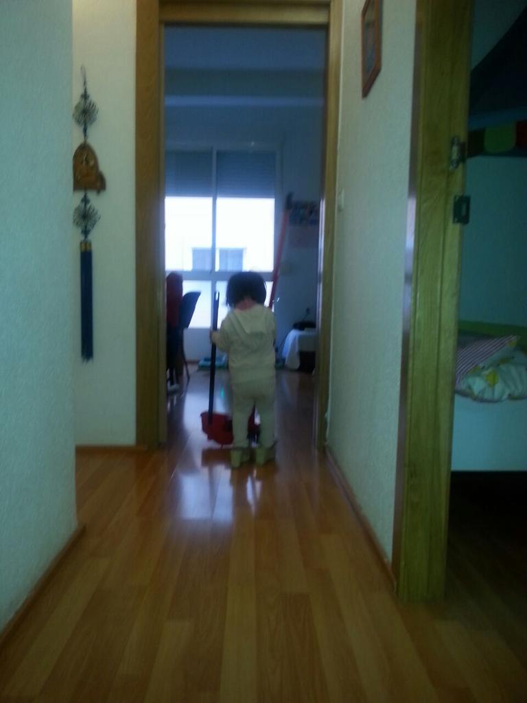 NoeTM91_CT's tweet photo. Mi nana limpiando jajaja http://t.co/GwaKnkMkS8