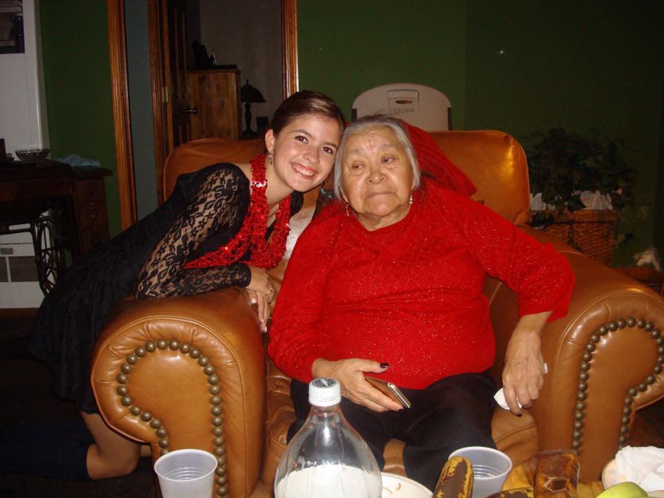 Karlita con su Abue.