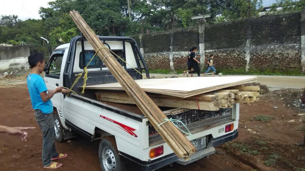 BCCF_bdg's tweet photo. Distribusi bantuan utk Kec.Cinambo Bdg Timur #SolidarityBDG @kartaBDG @LRCBbandung @PRBJabar http://t.co/wHcziWsurz