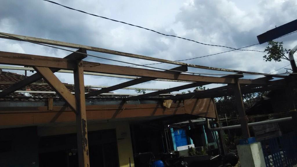 BCCF_bdg's tweet photo. Distribusi bantuan utk Kec.Cinambo Bdg Timur #SolidarityBDG @kartaBDG @LRCBbandung @PRBJabar http://t.co/wHcziWsurz