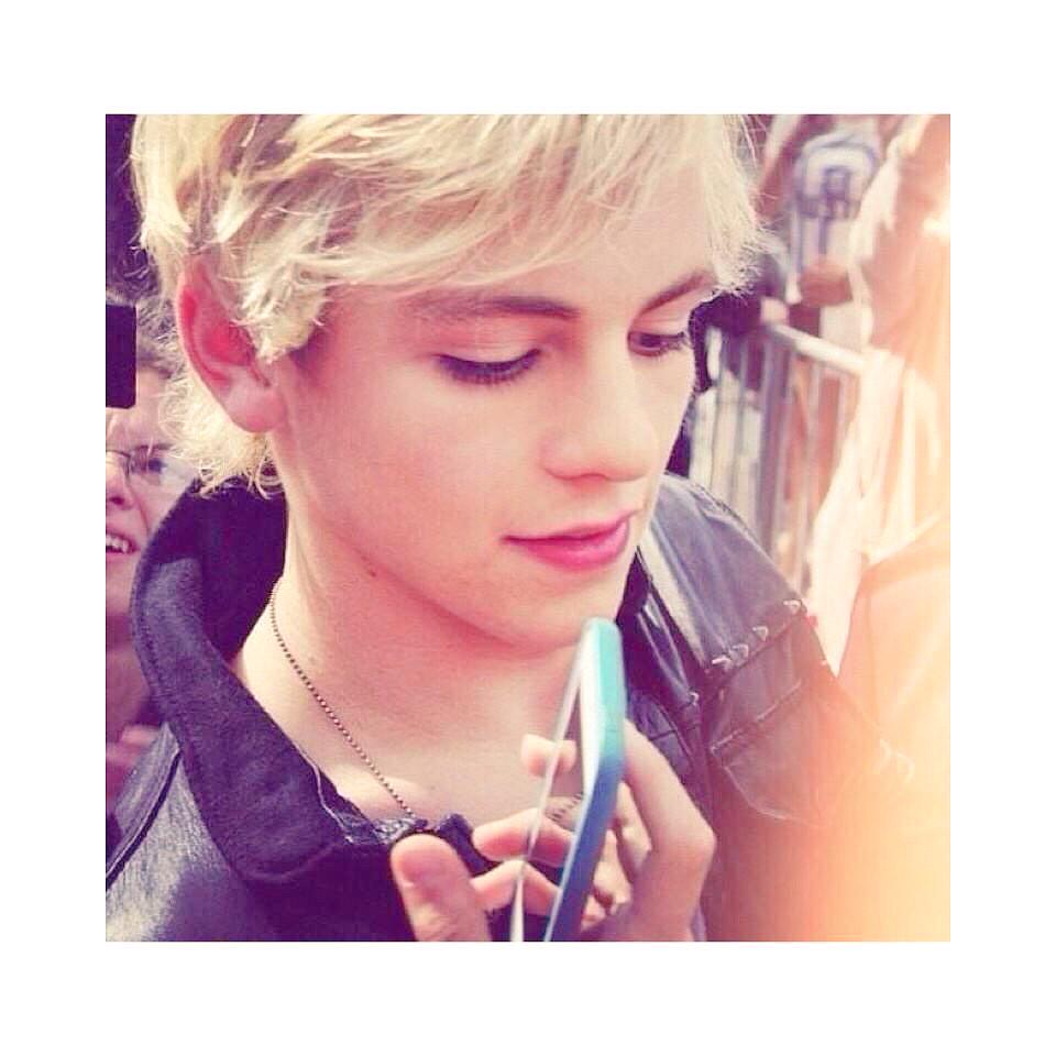            Happy Birthday Ross Lynch!!!!!! 