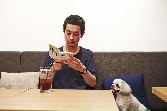 홍상수 감독은 카세 료에게 <자유의 언덕> 촬영 올 때 책 3권을 가져오라 했고 하이쿠 책 1권 요청. 요사 부손 『부손구집』 (하이쿠) 요시다 켄이치...