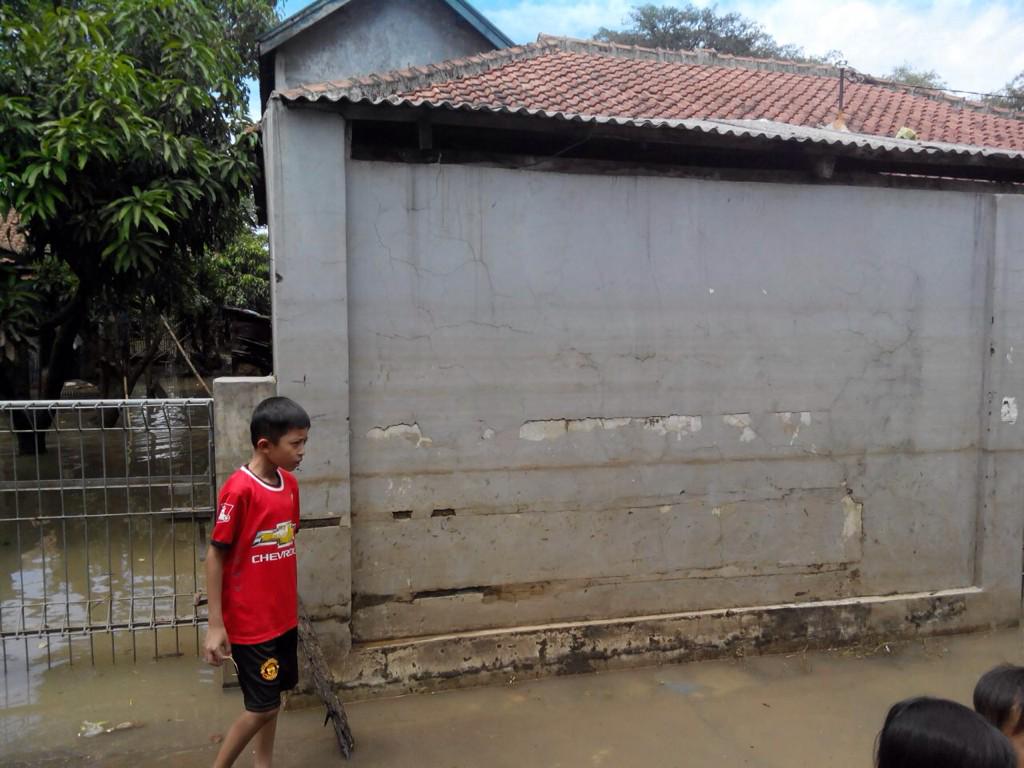 BCCF_bdg's tweet photo. Urgent need stlh banjir surut: alat2 pembersih | foto:Ds.ParungHalang #SolidarityBDG @kartaBDG @LRCBbandung @PRBJabar http://t.co/DZMF4OkYvw