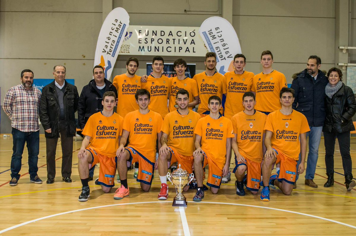 valenciabasket's tweet photo. El Junior A Masculino de la @ValenciaBCFund, brillante subcampeón del @torneopickroll. ¡Enormes! http://t.co/99G8JbZ1Vf
