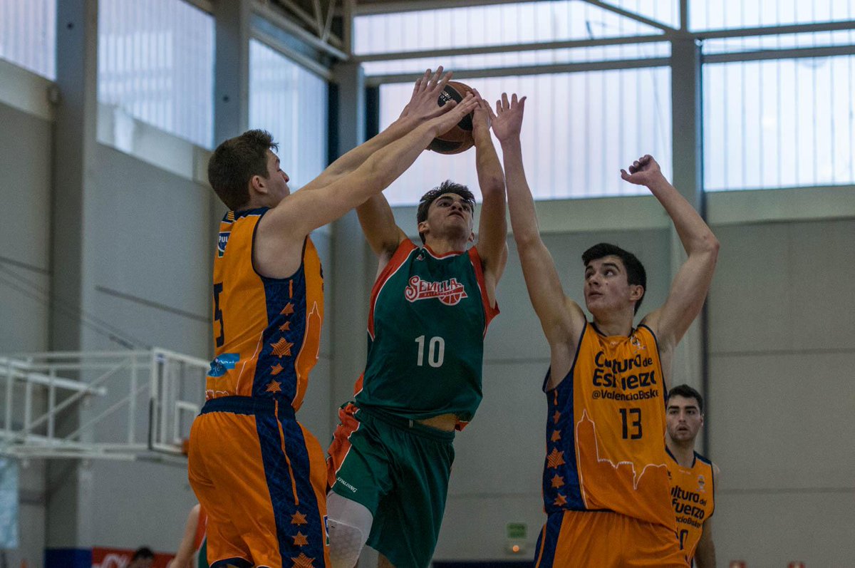 valenciabasket's tweet photo. El Junior A Masculino de la @ValenciaBCFund, brillante subcampeón del @torneopickroll. ¡Enormes! http://t.co/99G8JbZ1Vf