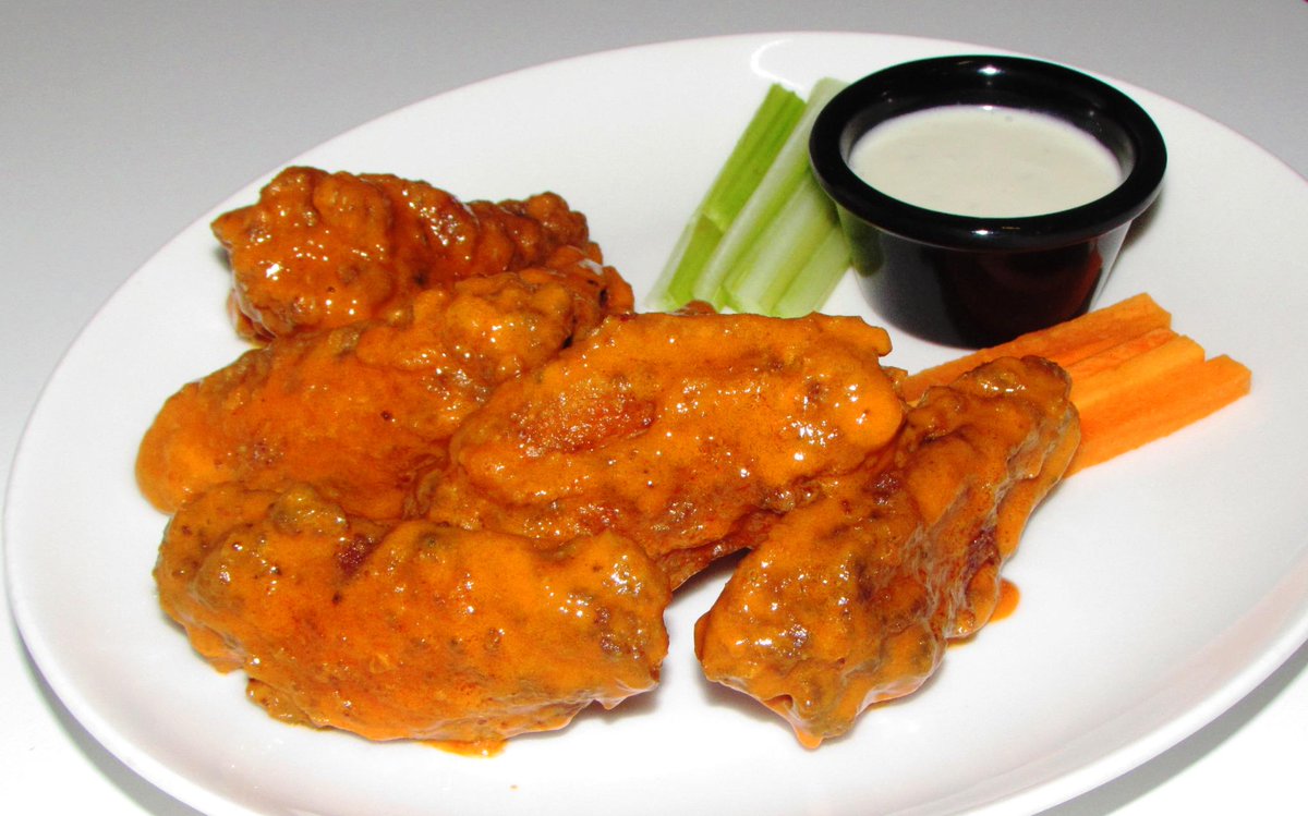 planetbistro's tweet photo. Wings: Alitas crocantes marinadas, acompañadas con nuestra salsa blue. En varias platos que van de 7, 14 y 28 U. http://t.co/yBIX65Qjes