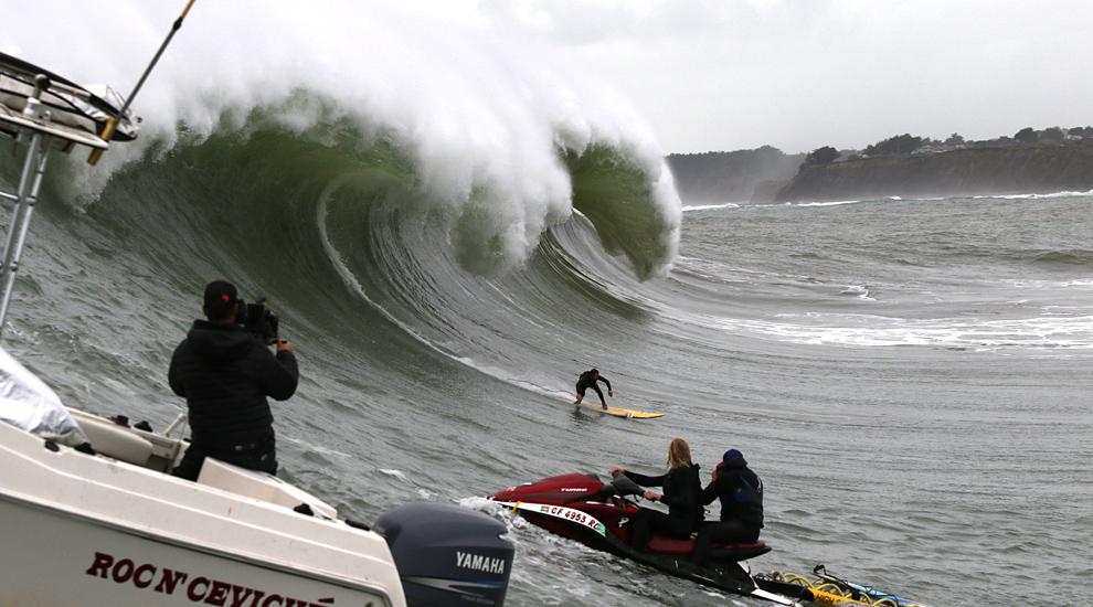 Freestyle3Sixty's tweet photo. Surfline Live: Mavericks Freesurf Highlight reel http://t.co/EF8HhNkBse @titansofmavs Photo: Billy Watts http://t.co/m1EAlu2pxI