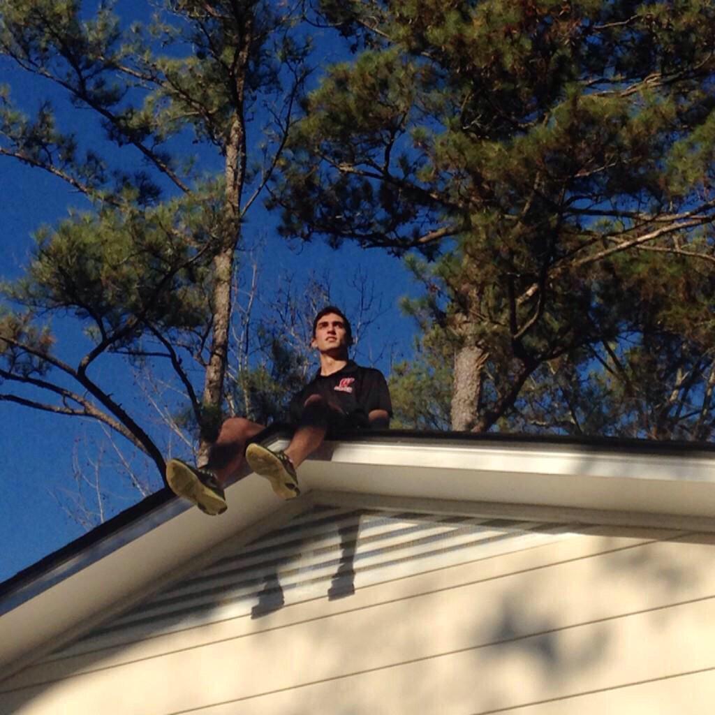 FunnyPicsDepot's tweet photo. Bruh really went to J. Cole old house to take this picture Lmaoo 😂 http://t.co/qX7s78qj9E