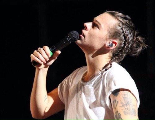 typicalhs_grl's tweet photo. HARRY IN BRAID &amp; BUN THIS IS THE BEST THING THAT HAPPENED IN 2014  DON'T FIGHT ME ON THIZ http://t.co/9Pv6bNuYiJ