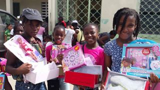 Camp_Perrin's tweet photo. Projet St. Anne. Distribution des jouets pour les enfants de Camp-Perrin. #Noel #2014 http://t.co/LJZKW0daCf