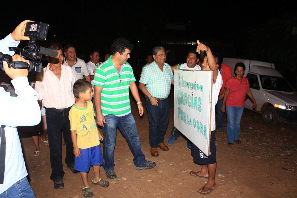 Regionucayali's tweet photo. Los vecinos resaltaron que el presidente regional, es una autoridad que trabaja hasta el último día de su gestión. http://t.co/n4SMC4OADr
