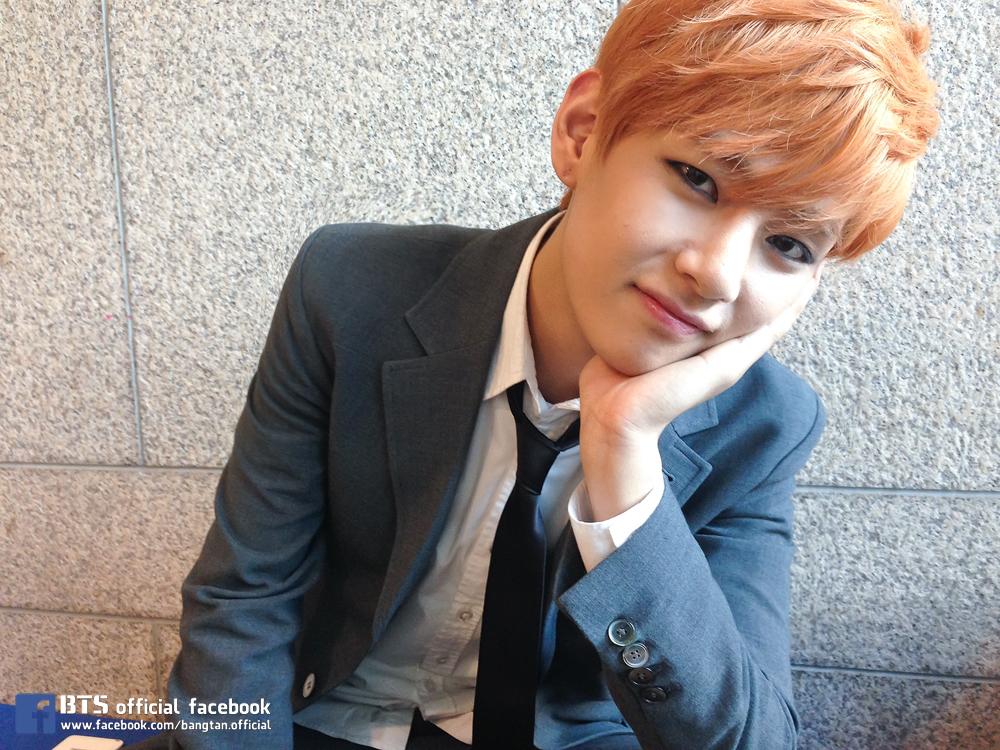 bts_bighit's tweet photo. [#뷔생일ㅊㅋ] 
20th Happy ‘V’irthday!!
우리 맘을 마구마구 흔드는 상남자 뷔 생일 기념 미공개 사진 대방출!
(https://t.co/W2NC4P41nk)
#HappyVirthday http://t.co/IxhYbEohyN