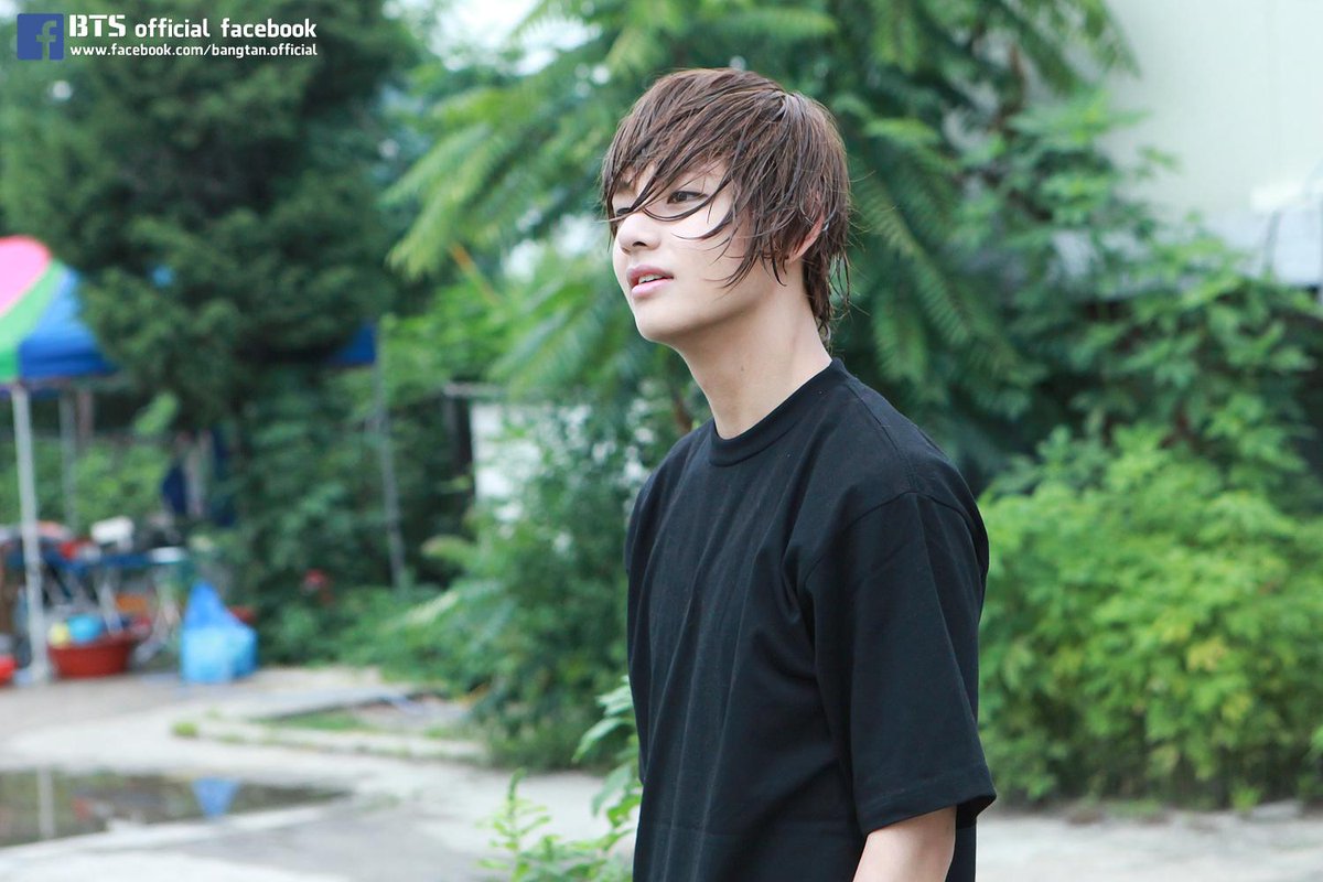 bts_bighit's tweet photo. [#뷔생일ㅊㅋ] 
20th Happy ‘V’irthday!!
우리 맘을 마구마구 흔드는 상남자 뷔 생일 기념 미공개 사진 대방출!
(https://t.co/W2NC4P41nk)
#HappyVirthday http://t.co/IxhYbEohyN