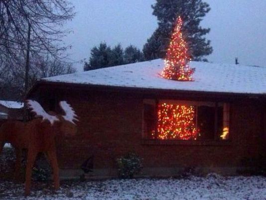 JessicaDurando's tweet image. ICYMI: Christmas tree ‘busting’ through roof is a viral hit: usat.ly/1AZwehz (Photo: Wayne Richey)