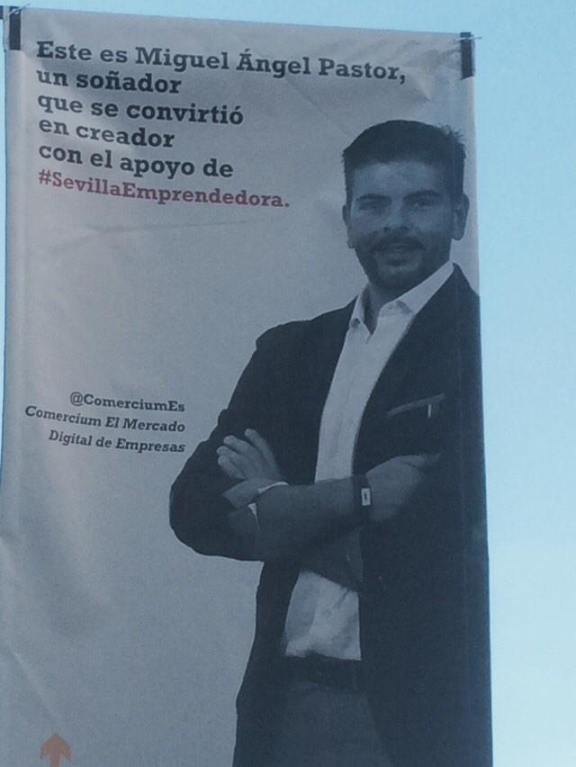 MaccoRobotics's tweet photo. Qué alegría ver a Miguel de @ComerciumEs por toda Sevilla!!! @CRECESEVILLA http://t.co/5vKXLUnT2V