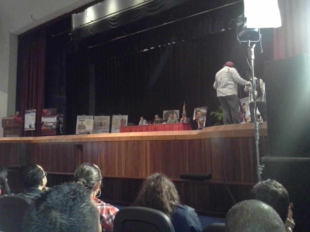 VpAlimentaria's tweet photo. Vp @czosorio se dirige a todos los que hacen vida en materia de Seguridad y Soberanía Alimentaria #AHORA http://t.co/XAl6Iz1xxC