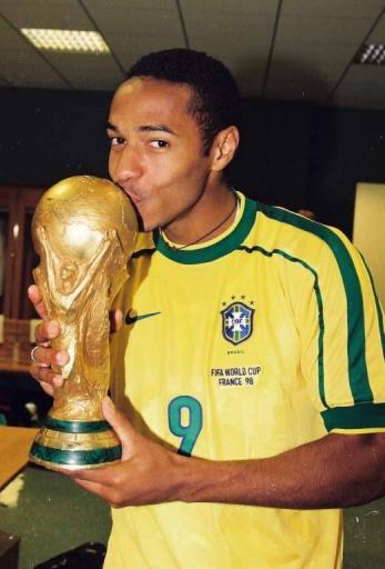 Footballking111's tweet photo. Thierry Henry kisses the FIFA World Cup while wearing Ronaldo's number 9 shirt, 1998 http://t.co/1xX8UIJ7rA http://t.co/9EuIJ5Hqnb