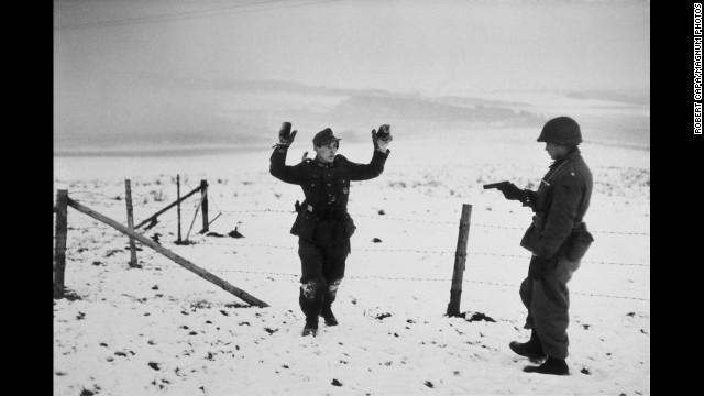 _wndb's tweet image. Allies' best war photographer experiences Army's biggest battle; the battle of the bulge tinyurl.com/odxtz2g #WW2