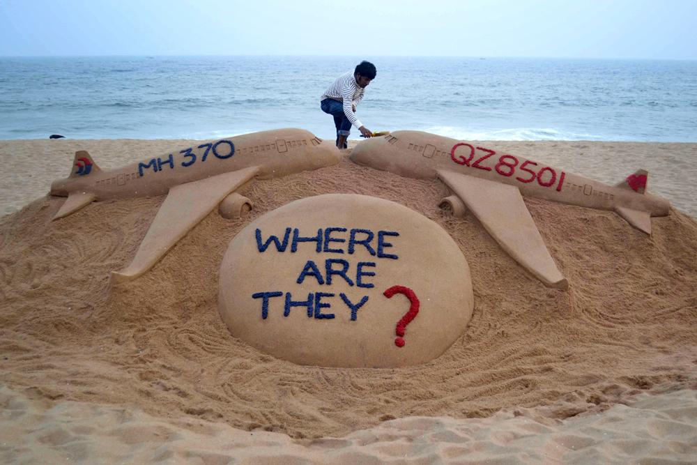 Internazionale's tweet photo. Una scultura di sabbia dedicata ai voli scomparsi di AirAsia e della Malaysia Airlines. http://t.co/3RltbAlQCs http://t.co/lssRatyR6K