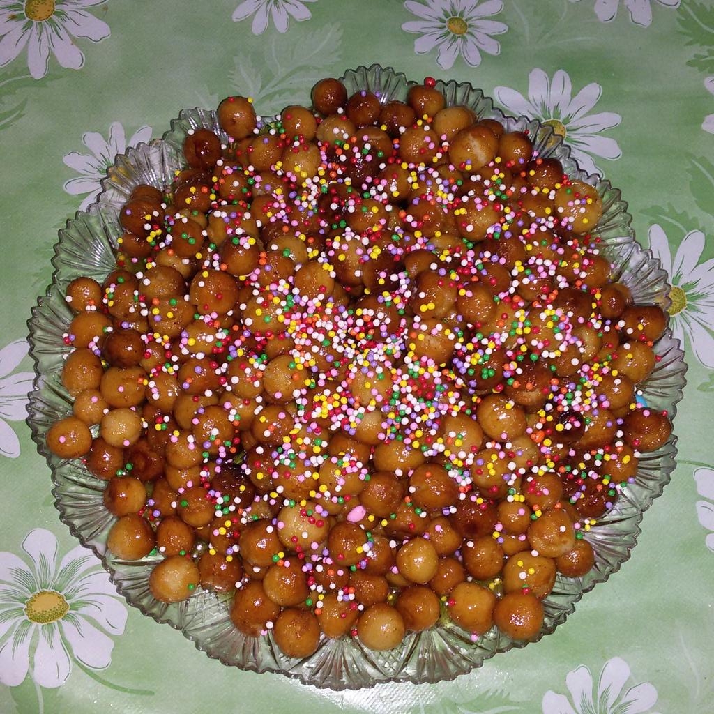 dylanmhtgdrs's tweet photo. ho fatto gli struffoli con mamma r. http://t.co/OKutKDxfaL
