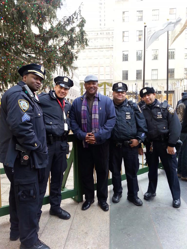 chiefcwilliams's tweet photo. Sharing love with @NYPDnews #finest! Be safe & thank you for your service. #RIPRAMOS #RIPLIU http://t.co/LCejAcONVS