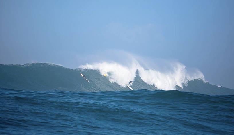 Les vagues les plus dangereuses de la planète : escaledenuit.com/2013/09/15/le-…