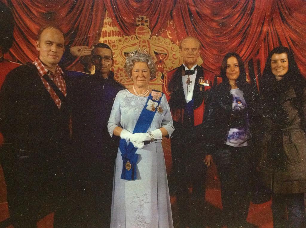 LautierVella's tweet photo. Hello again: we are family @MadameTussauds @paulc7239 @KellyBenjko @liladowie #studiotidy xxxx http://t.co/BqN4hovfg7