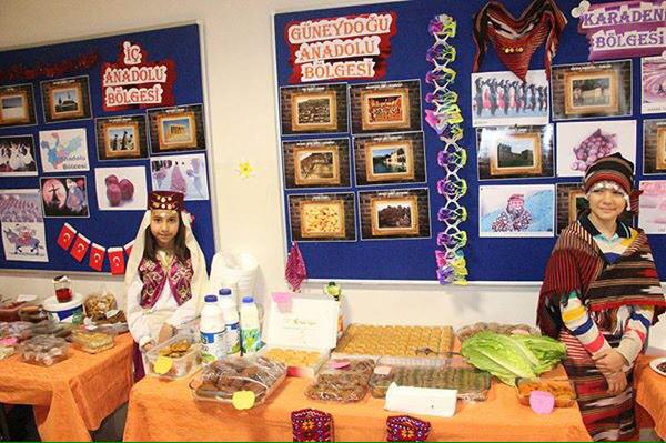 S.Bilgiler zümremiz, bölgelerimizi işlerken o yörelere ait yemekleri, yöresel kıyafetleri müzikler eşliğinde tanıttı.