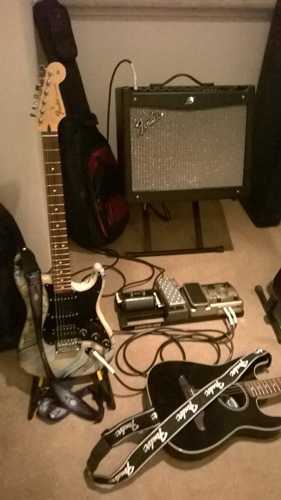 MoonmusicMoon's tweet photo. Xmas addition to the Fender family \m/ Moon :o:  #fender #guitar #strat60 @FenderGBI @FenderCustom @Fender http://t.co/4BgbhHKYag