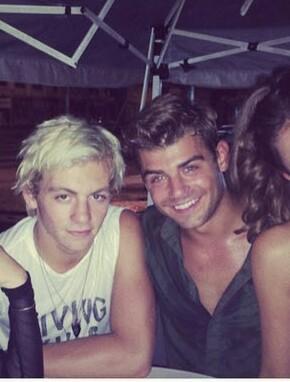 Hoje é o aniversário de Ross Lynch !!
Happy Bday  