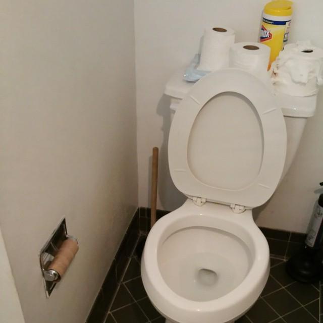 Warren702's tweet photo. Lazy ass kids... 3 toilet paper rolls and NONE on the holder... #faileddad # lazykids #c... http://t.co/hwpAoFywUz http://t.co/VusfibS9me