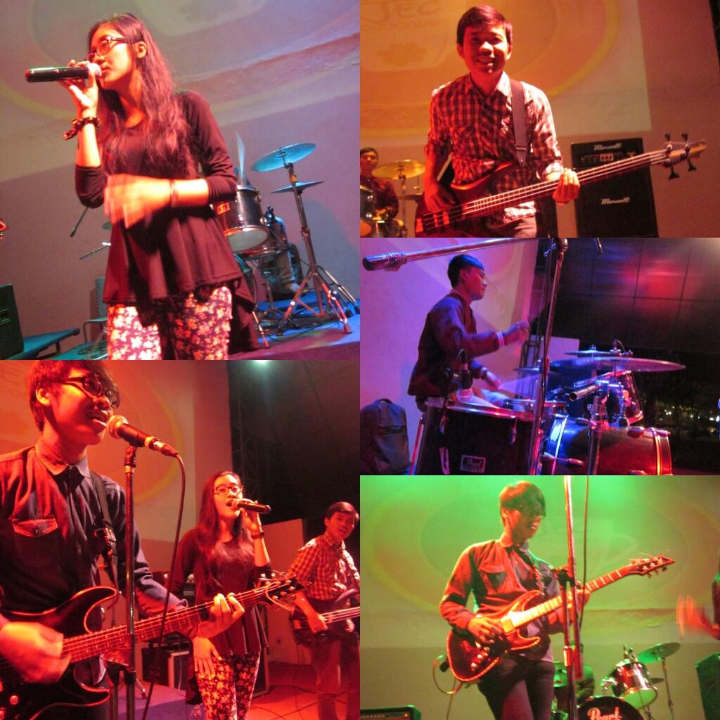 Yak. Ini tadi kita sempat perform di Taman Kafe JEC manteman. Selamat Malam! Selamat beristirahat!