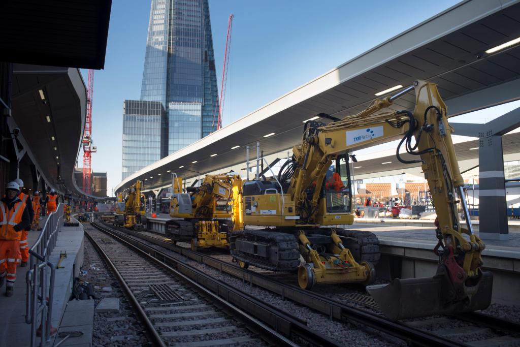 TLProgramme's tweet image. No @SouthernRailUK or @TLRailUK services at #LondonBridge but many engineers and machines working on your station