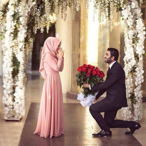 يجب على كُل من يَعشق إمرأة ، أن يَهتمَ لها كأنها الدنيا ، لأن العاشقة ، لم تَرضى يوماً بغير الجنون ..