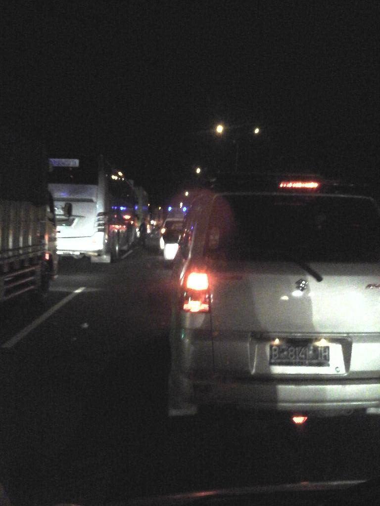 00.56: RT <a href="/nurmalarozali/">Nurmala Sari</a>: Tol Cikampek-Jakarta mulai KM 16 macet.