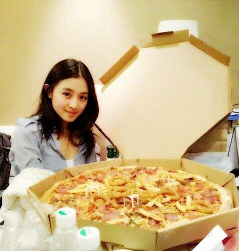 Zhyun89's tweet photo. 不管怎样都要感谢＂神秘人士＂半夜三更来探班录音棚。来就来呗，还带这么老大��礼物，多不好意思呀[偷笑]~ 吃饱才有力气减肥，嗯！ http://t.co/3b6iUb2ZBs