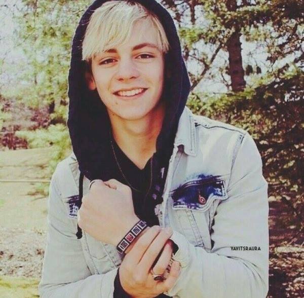 Happy Birthday sweetheart!! Ross Lynch 
:\) 